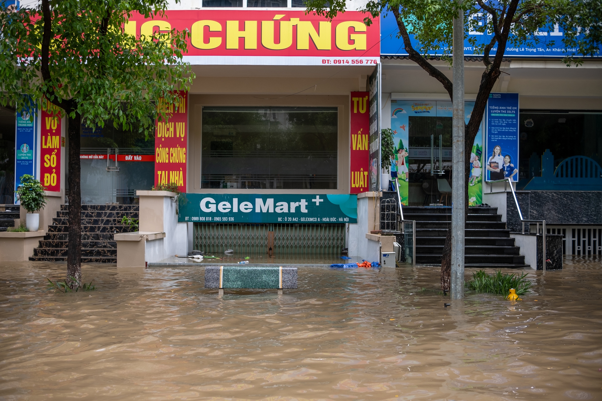 Toàn cảnh Hà Nội ngập kinh hoàng sau trận mưa lớn: Nhiều tuyến phố thành sông, người dân mang thuyền phao ra chèo, xe chết máy la liệt- Ảnh 18.