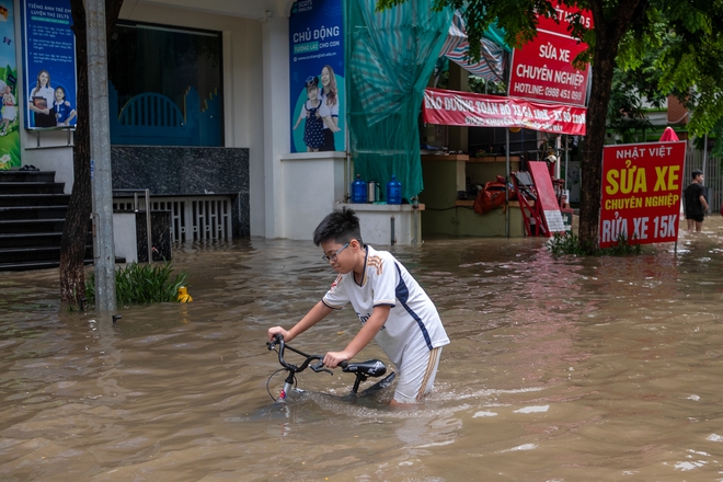 Toàn cảnh Hà Nội ngập kinh hoàng sau trận mưa lớn: Nhiều tuyến phố thành sông, người dân mang thuyền phao ra chèo, xe chết máy la liệt - Ảnh 10.