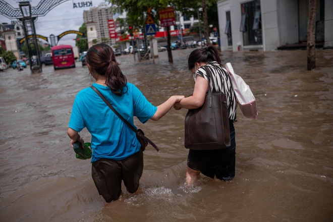 Toàn cảnh Hà Nội ngập kinh hoàng sau trận mưa lớn: Nhiều tuyến phố thành sông, người dân mang thuyền phao ra chèo, xe chết máy la liệt - Ảnh 8.