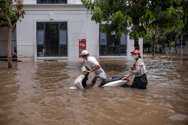 Toàn cảnh Hà Nội ngập kinh hoàng sau trận mưa lớn: Nhiều tuyến phố thành sông, người dân mang thuyền phao ra chèo, xe chết máy la liệt - Ảnh 7.