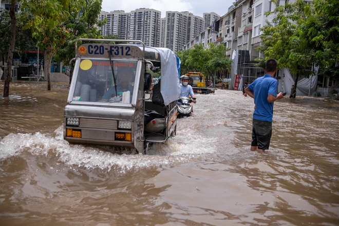 Toàn cảnh Hà Nội ngập kinh hoàng sau trận mưa lớn: Nhiều tuyến phố thành sông, người dân mang thuyền phao ra chèo, xe chết máy la liệt - Ảnh 17.