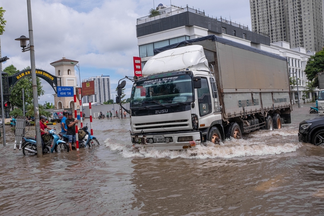 Toàn cảnh Hà Nội ngập kinh hoàng sau trận mưa lớn: Nhiều tuyến phố thành sông, người dân mang thuyền phao ra chèo, xe chết máy la liệt - Ảnh 16.