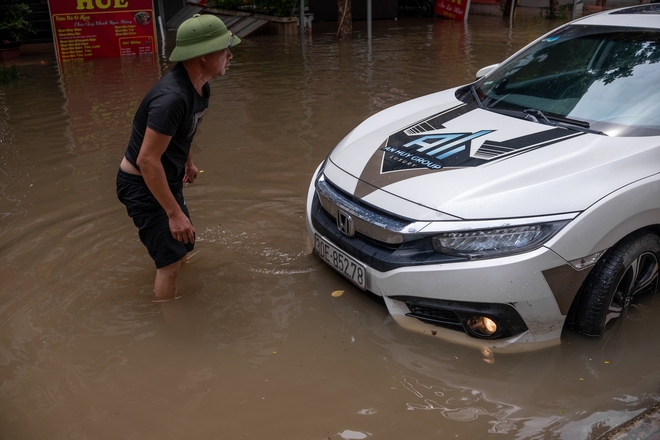 Toàn cảnh Hà Nội ngập kinh hoàng sau trận mưa lớn: Nhiều tuyến phố thành sông, người dân mang thuyền phao ra chèo, xe chết máy la liệt - Ảnh 14.