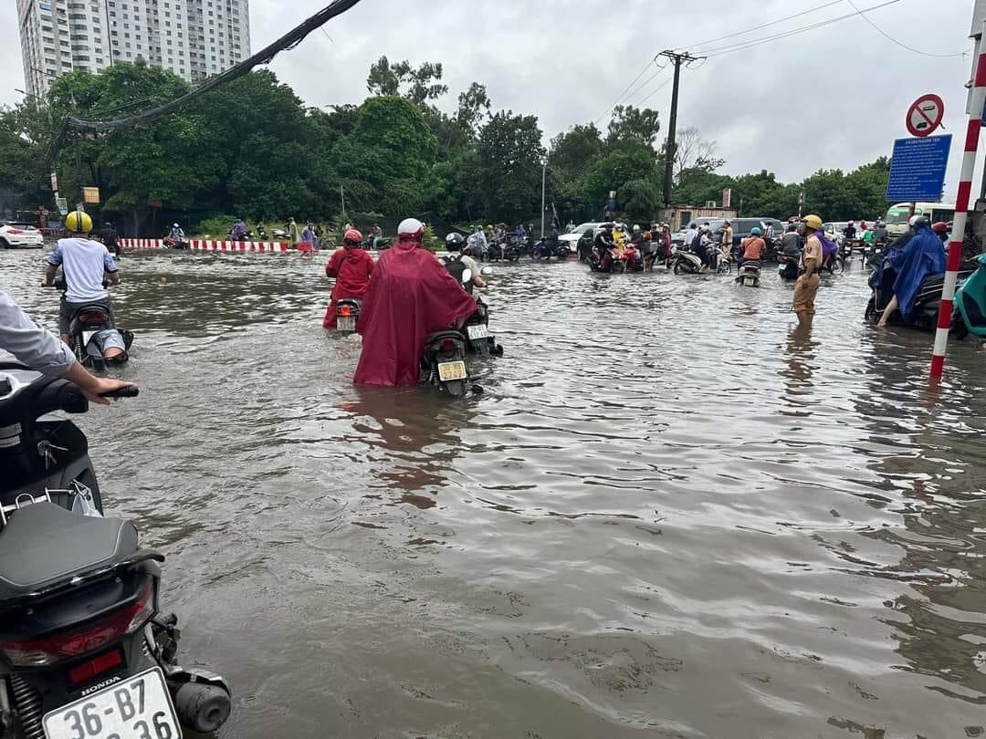 Hà Nội ngập lụt, giao thông tê liệt vào đầu giờ sáng - Ảnh 5.