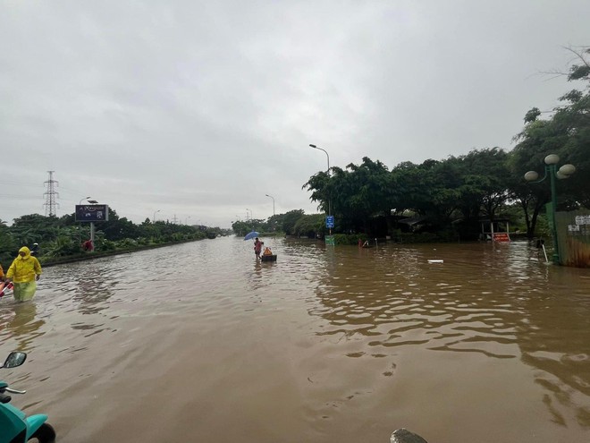 Hà Nội nhiều nơi sáng nay vẫn ngập sâu, có người bỏ xe ô tô lại để về nhà - Ảnh 2.