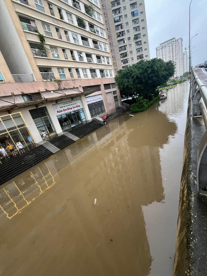 Hà Nội nhiều nơi sáng nay vẫn ngập sâu, có người bỏ xe ô tô lại để về nhà - Ảnh 3.