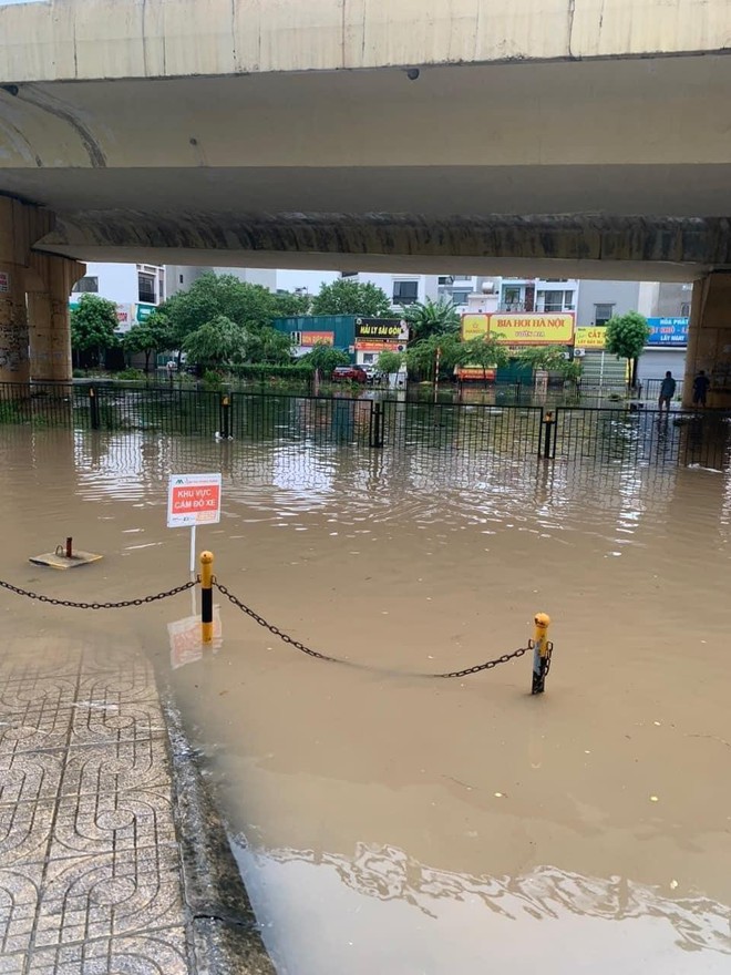 Hà Nội nhiều nơi sáng nay vẫn ngập sâu, có người bỏ xe ô tô lại để về nhà - Ảnh 4.