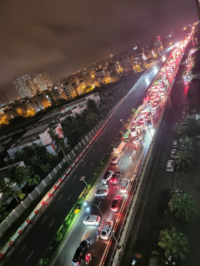 Hà Nội nhiều nơi sáng nay vẫn ngập sâu, có người bỏ xe ô tô lại để về nhà - Ảnh 5.