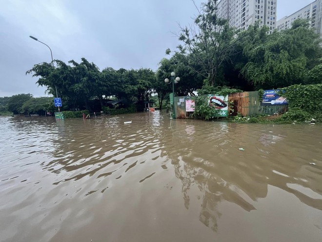 Hà Nội nhiều nơi sáng nay vẫn ngập sâu, có người bỏ xe ô tô lại để về nhà - Ảnh 6.