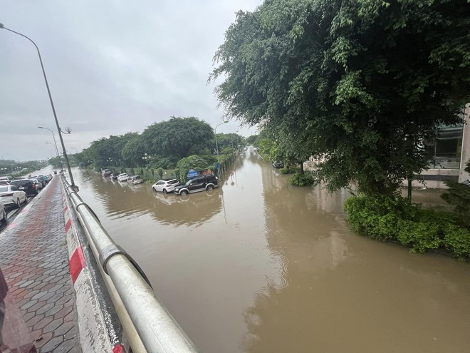 Hà Nội nhiều nơi sáng nay vẫn ngập sâu, có người bỏ xe ô tô lại để về nhà - Ảnh 7.