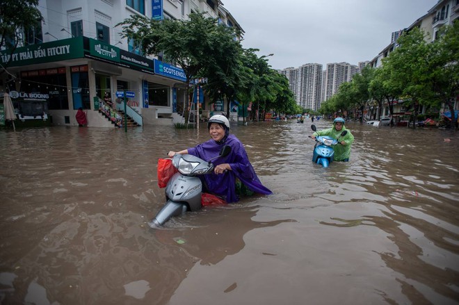 Toàn cảnh Hà Nội ngập kinh hoàng sau trận mưa lớn: Nhiều tuyến phố thành sông, người dân mang thuyền phao ra chèo, xe chết máy la liệt - Ảnh 5.