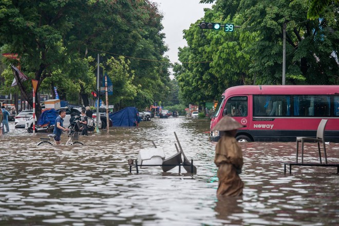 Toàn cảnh Hà Nội ngập kinh hoàng sau trận mưa lớn: Nhiều tuyến phố thành sông, người dân mang thuyền phao ra chèo, xe chết máy la liệt - Ảnh 3.