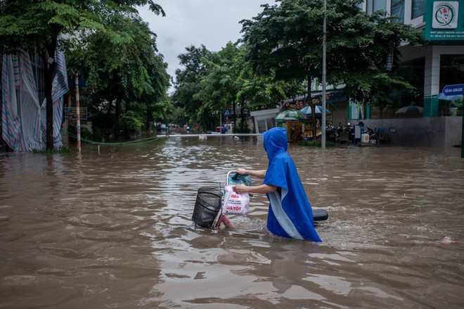 Toàn cảnh Hà Nội ngập kinh hoàng sau trận mưa lớn: Nhiều tuyến phố thành sông, người dân mang thuyền phao ra chèo, xe chết máy la liệt - Ảnh 4.