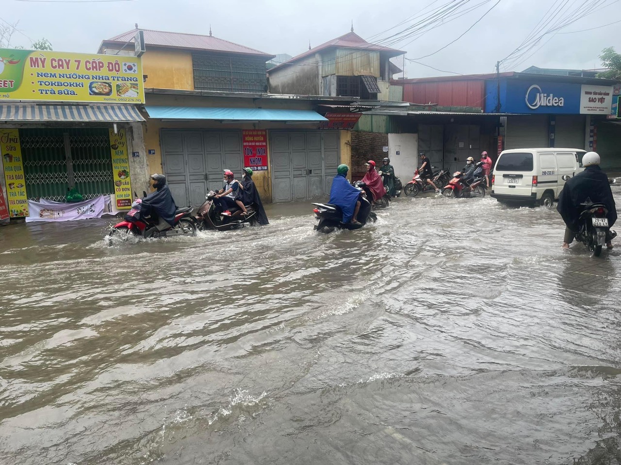 Hà Nội ngập lụt, giao thông tê liệt vào đầu giờ sáng - Ảnh 1.