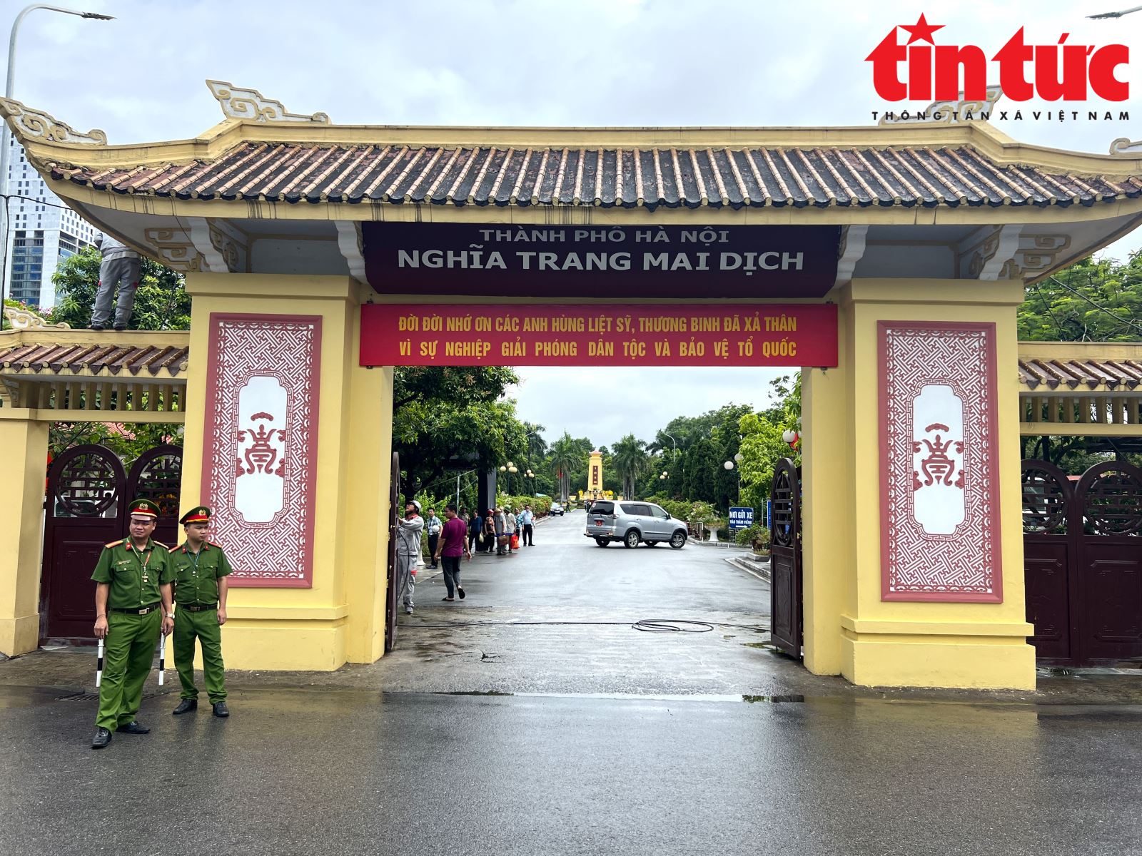 Người dân đến Nhà tang lễ Quốc gia trước ngày Quốc tang để tiễn biệt Tổng Bí thư Nguyễn Phú Trọng - Ảnh 9.