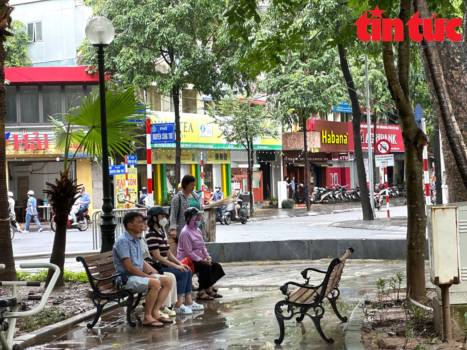 Người dân đến Nhà tang lễ Quốc gia trước ngày Quốc tang để tiễn biệt Tổng Bí thư Nguyễn Phú Trọng - Ảnh 7.