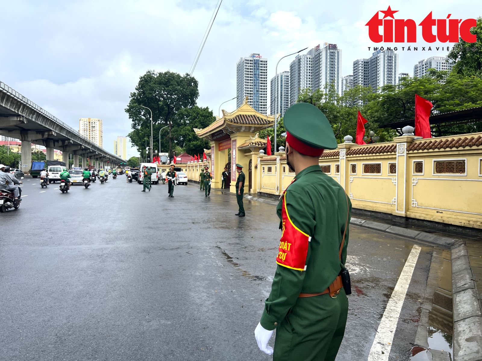 Người dân đến Nhà tang lễ Quốc gia trước ngày Quốc tang để tiễn biệt Tổng Bí thư Nguyễn Phú Trọng - Ảnh 8.