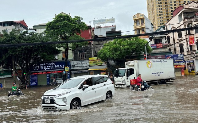 Hà Nội: Nước sông Nhuệ dâng cao gần 2 mét - Ảnh 1.