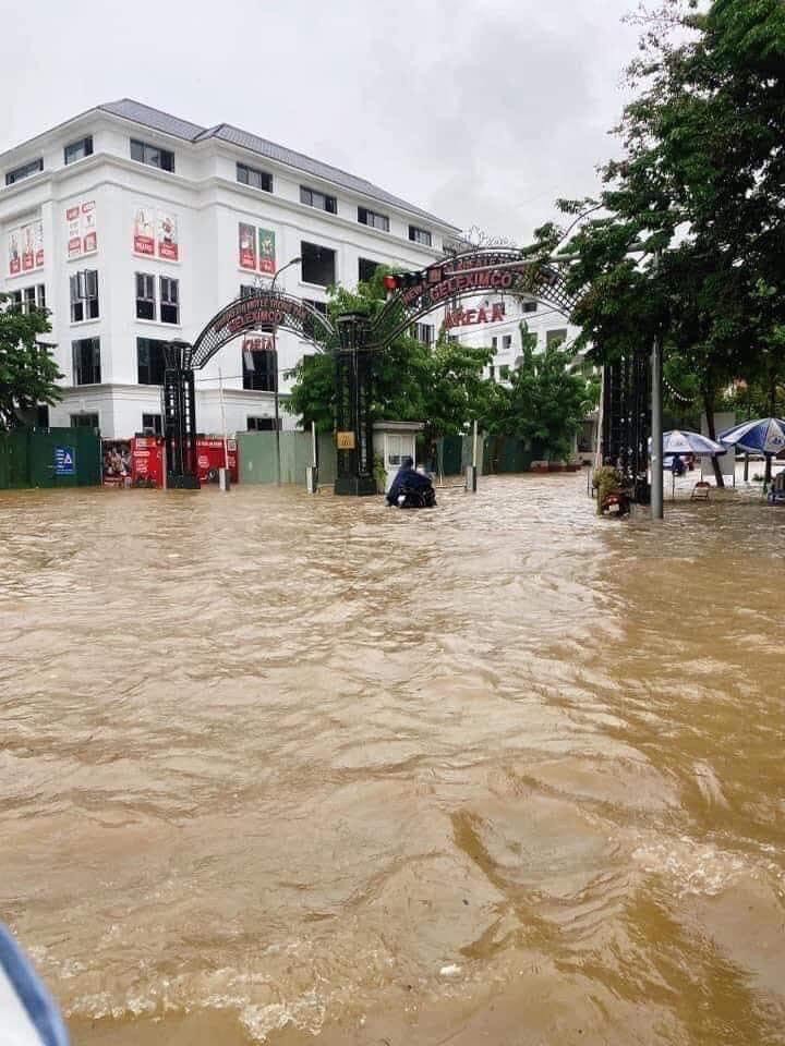 Hà Nội ngập lụt, giao thông tê liệt vào đầu giờ sáng - Ảnh 6.