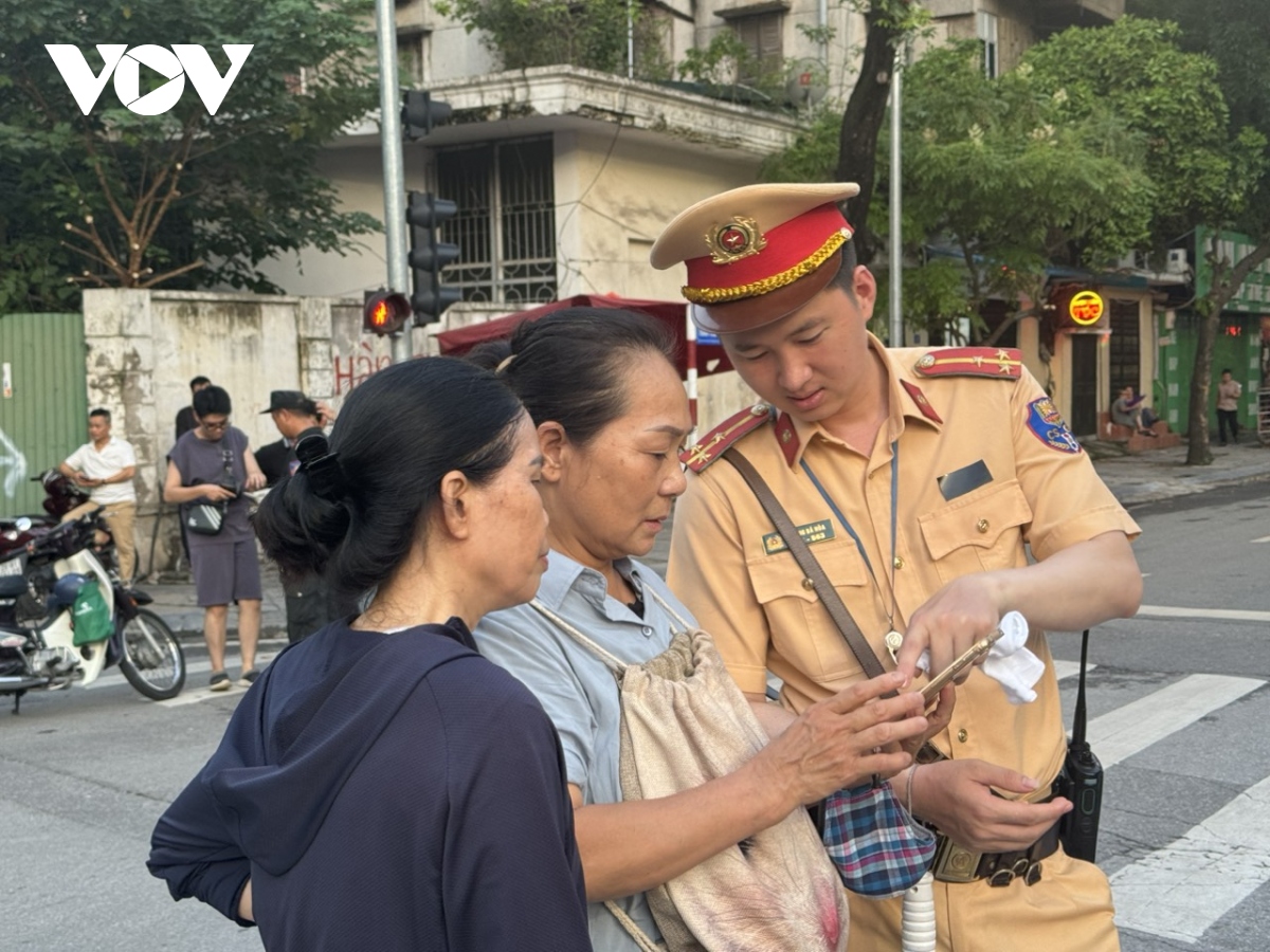 Dòng người xếp hàng dài đến vài km trong đêm chờ vào viếng Tổng Bí thư Nguyễn Phú Trọng - Ảnh 9.