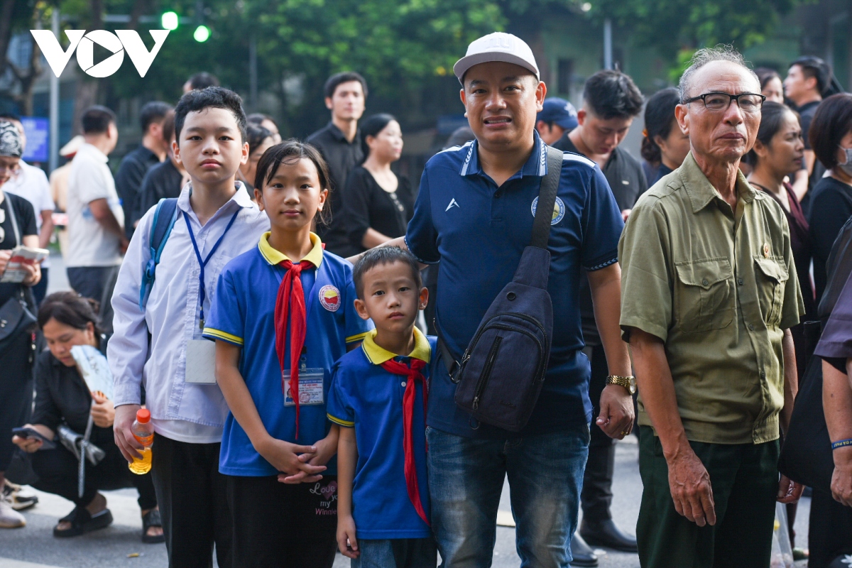 Cập nhật: Người dân xếp hàng từ 5h sáng chờ vào viếng Tổng Bí thư Nguyễn Phú Trọng - Ảnh 2.