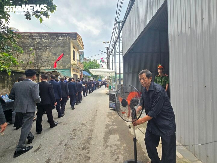 Người làng Lại Đà mang quạt ra đường, lo chỗ nghỉ cho khách viếng Tổng Bí thư - Ảnh 1.