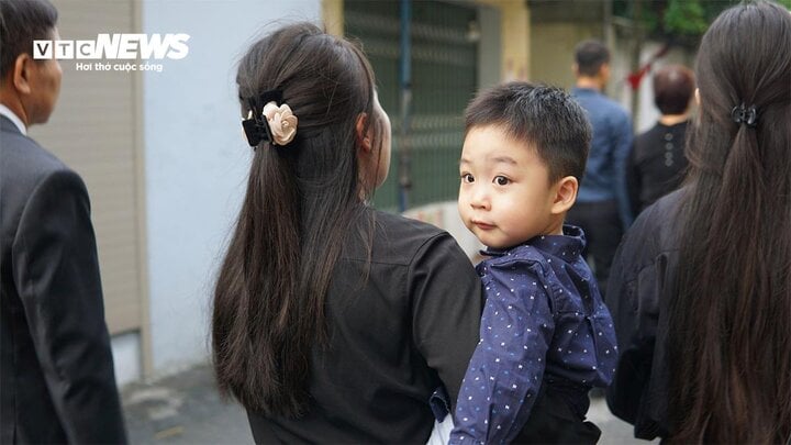 Người dân đến làng Lại Đà từ mờ sáng chờ viếng Tống Bí thư Nguyễn Phú Trọng - Ảnh 7.