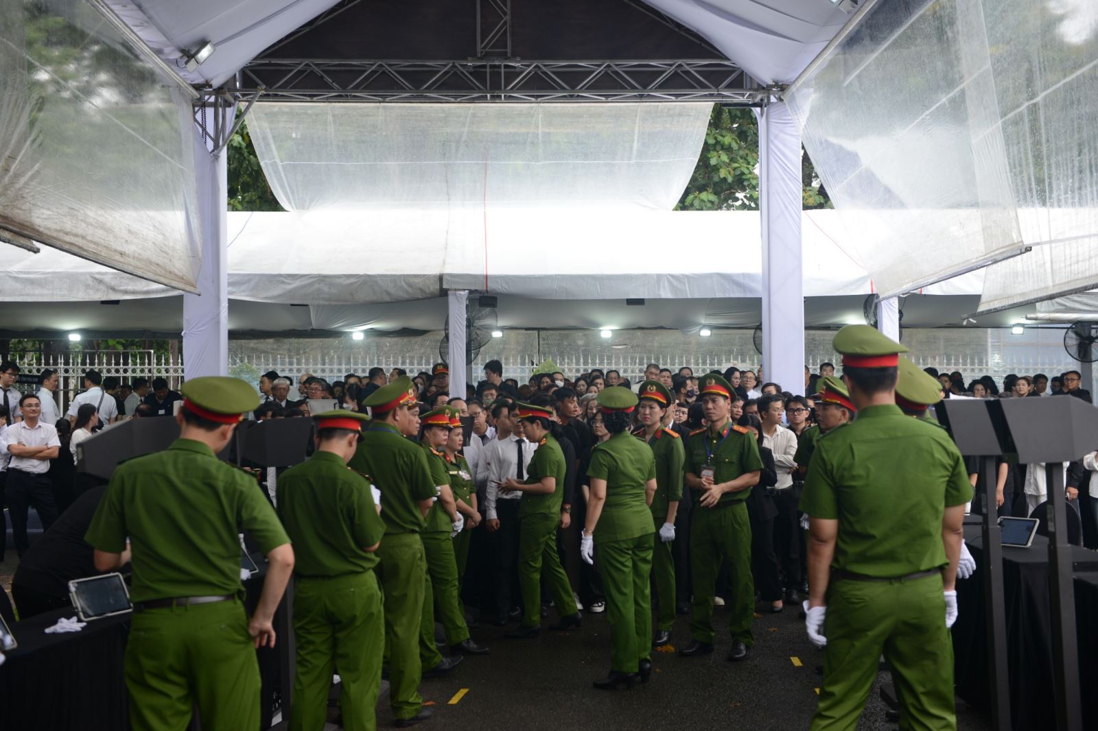 Người dân xếp hàng dài chờ viếng Tổng Bí thư Nguyễn Phú Trọng tại TP Hồ Chí Minh - Ảnh 5.