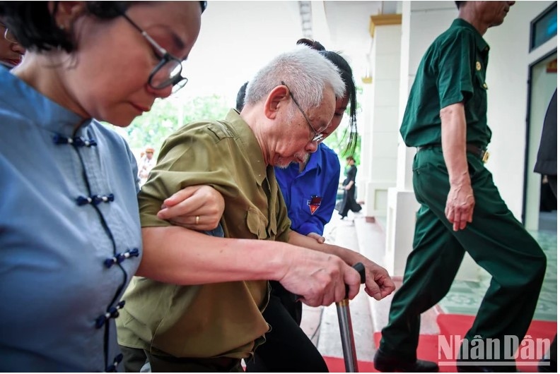 Những hình ảnh xúc động thể hiện niềm tiếc thương vô hạn Tổng Bí thư Nguyễn Phú Trọng - Ảnh 6.