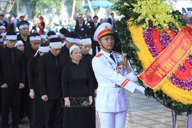 Xúc động hình ảnh vợ, con và gia đình trước linh cữu Tổng Bí thư Nguyễn Phú Trọng - Ảnh 2.