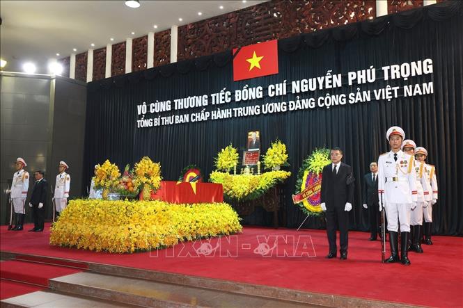 Xúc động hình ảnh vợ, con và gia đình trước linh cữu Tổng Bí thư Nguyễn Phú Trọng - Ảnh 1.