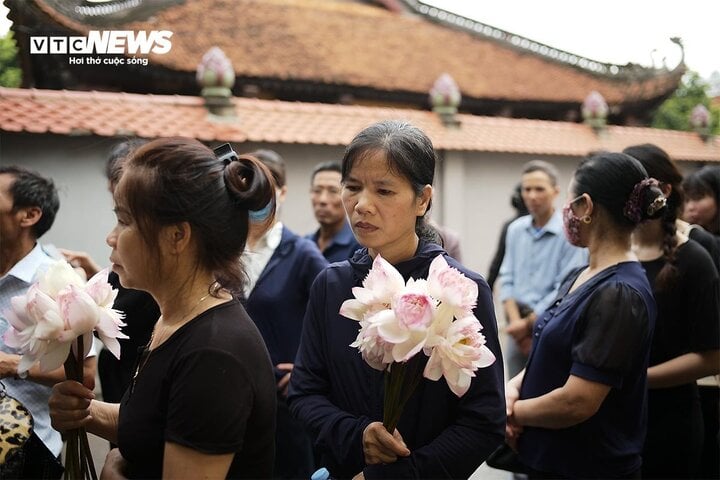 Bạn thơ ấu đẫm lệ đến tiễn biệt Tổng Bí thư Nguyễn Phú Trọng ở làng Lại Đà - Ảnh 5.