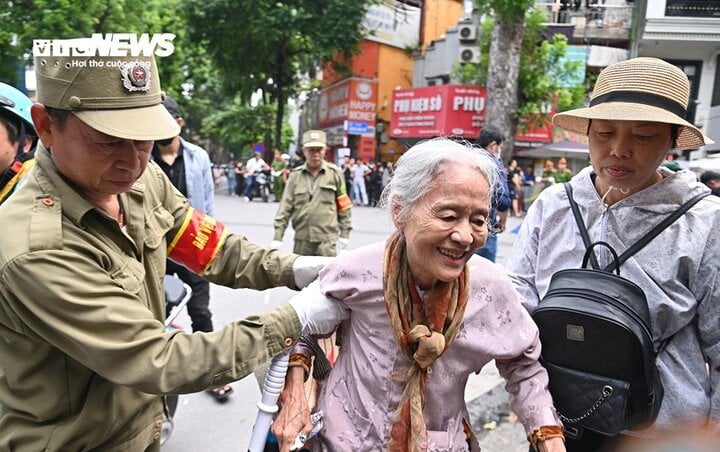 Bà lão 77 tuổi bắt xe từ Hà Nam lên Hà Nội, làm thơ viếng Tổng Bí thư Nguyễn Phú Trọng - Ảnh 3.