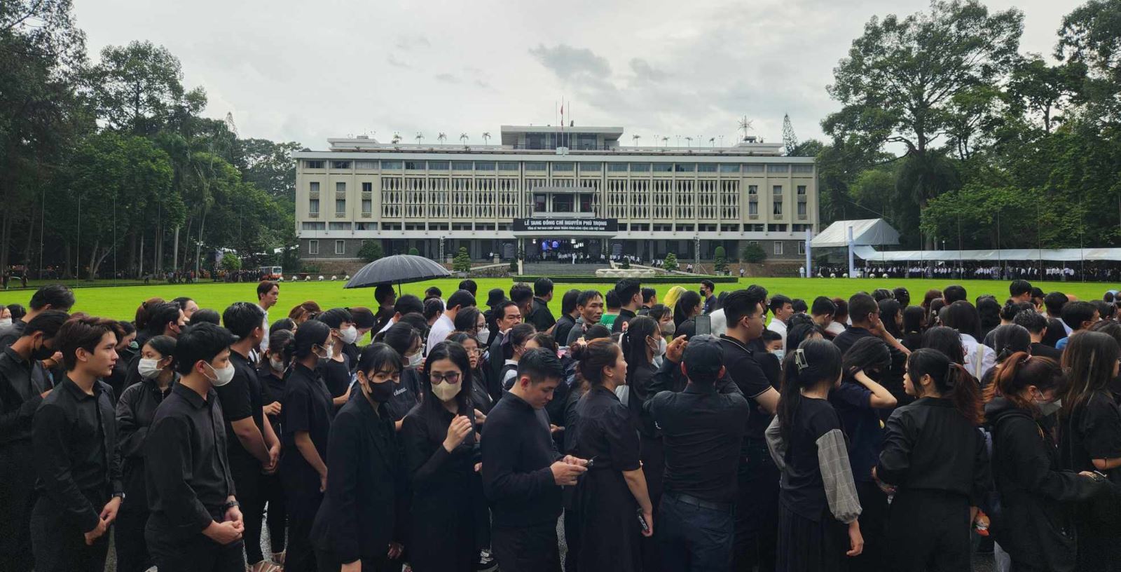 TP Hồ Chí Minh: Người dân đội mưa đến viếng Tổng Bí thư Nguyễn Phú Trọng - Ảnh 11.