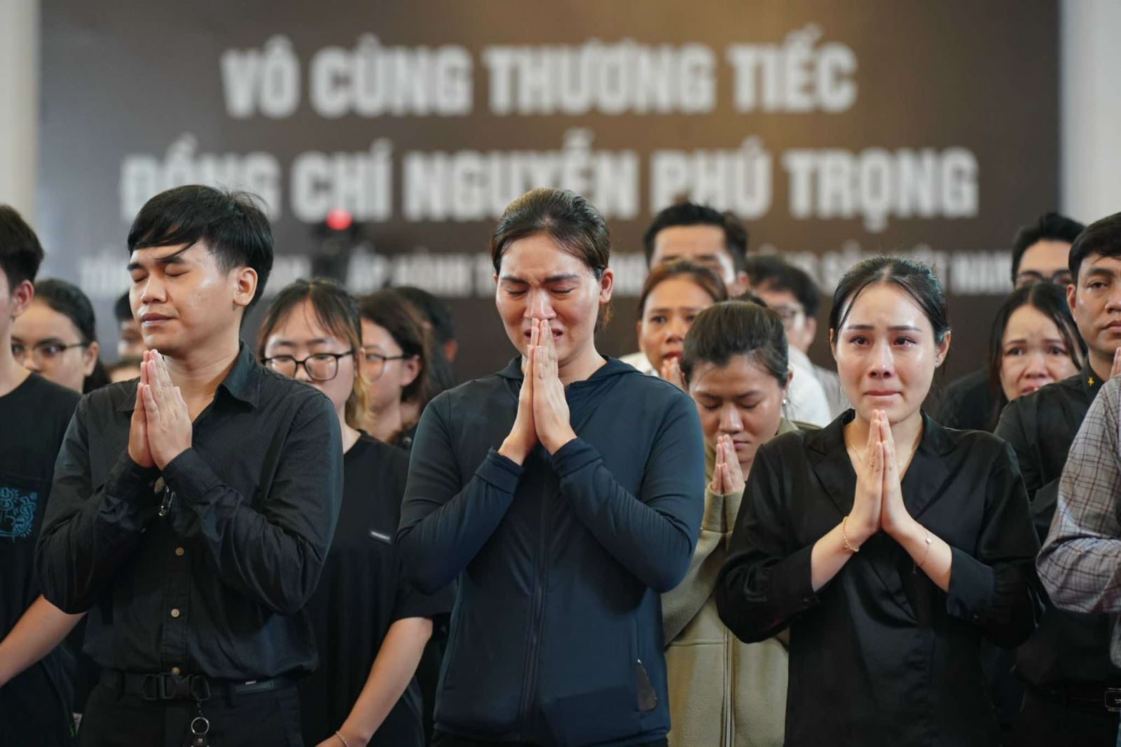 TP Hồ Chí Minh: Người dân đội mưa đến viếng Tổng Bí thư Nguyễn Phú Trọng - Ảnh 9.