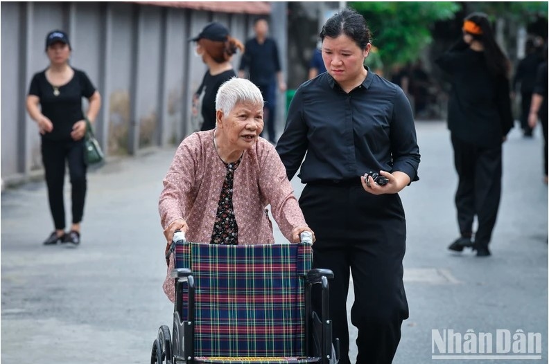 Những hình ảnh xúc động thể hiện niềm tiếc thương vô hạn Tổng Bí thư Nguyễn Phú Trọng - Ảnh 9.