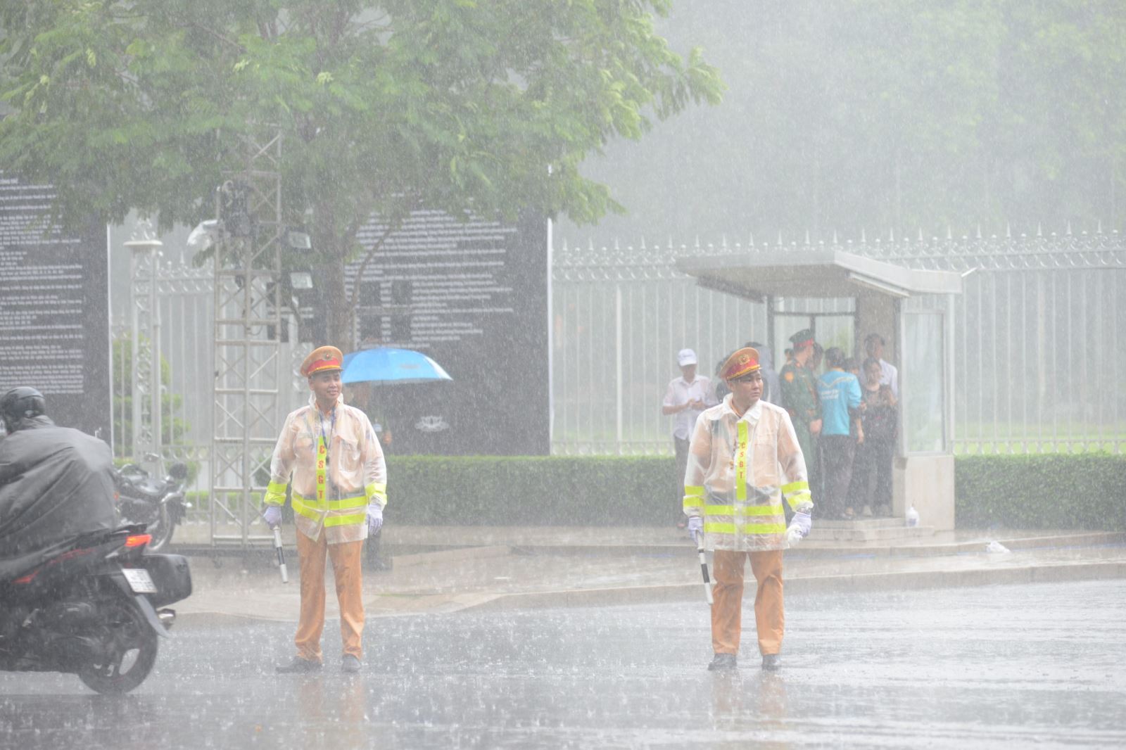 TP Hồ Chí Minh: Người dân đội mưa đến viếng Tổng Bí thư Nguyễn Phú Trọng - Ảnh 4.