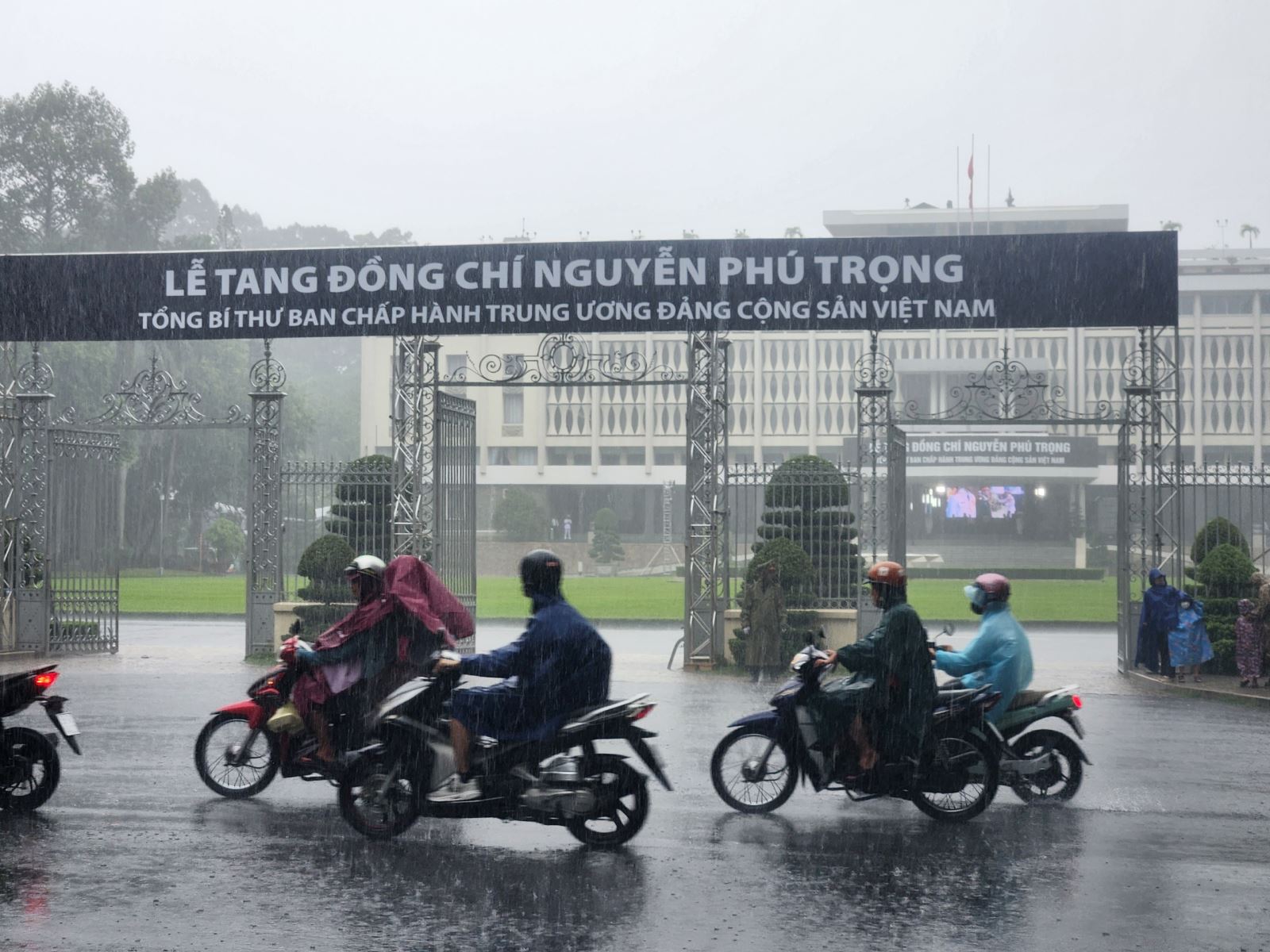 TP Hồ Chí Minh: Người dân đội mưa đến viếng Tổng Bí thư Nguyễn Phú Trọng - Ảnh 1.