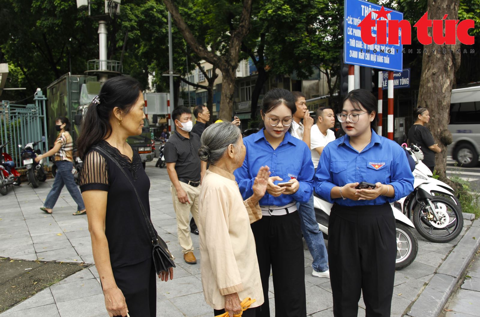 Người trẻ bày tỏ sự tiếc thương, thành kính tiễn đưa Tổng Bí thư Nguyễn Phú Trọng - Ảnh 4.