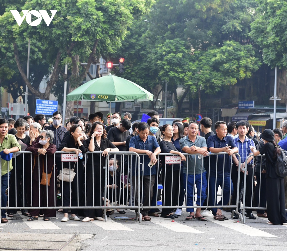 Cập nhật: Người dân xếp hàng từ 5h sáng chờ vào viếng Tổng Bí thư Nguyễn Phú Trọng - Ảnh 1.