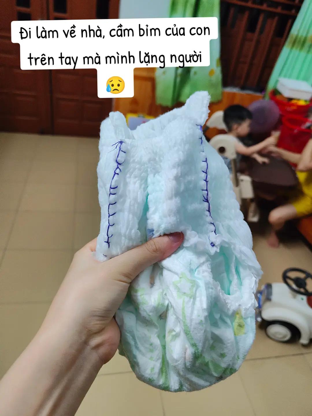 Đi làm về, mẹ lặng người khi cầm bỉm của con trên tay, nhìn sang ông nội mà thấy rưng rưng - Ảnh 1.