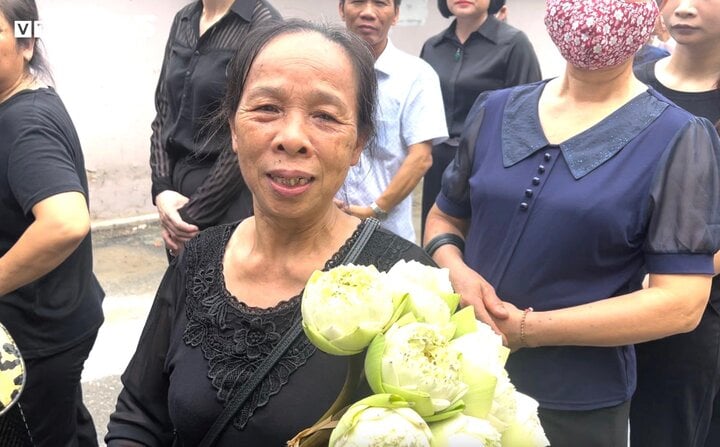 Bạn thơ ấu đẫm lệ đến tiễn biệt Tổng Bí thư Nguyễn Phú Trọng ở làng Lại Đà - Ảnh 2.