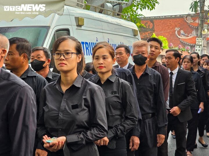 Người dân đến làng Lại Đà từ mờ sáng chờ viếng Tống Bí thư Nguyễn Phú Trọng - Ảnh 11.