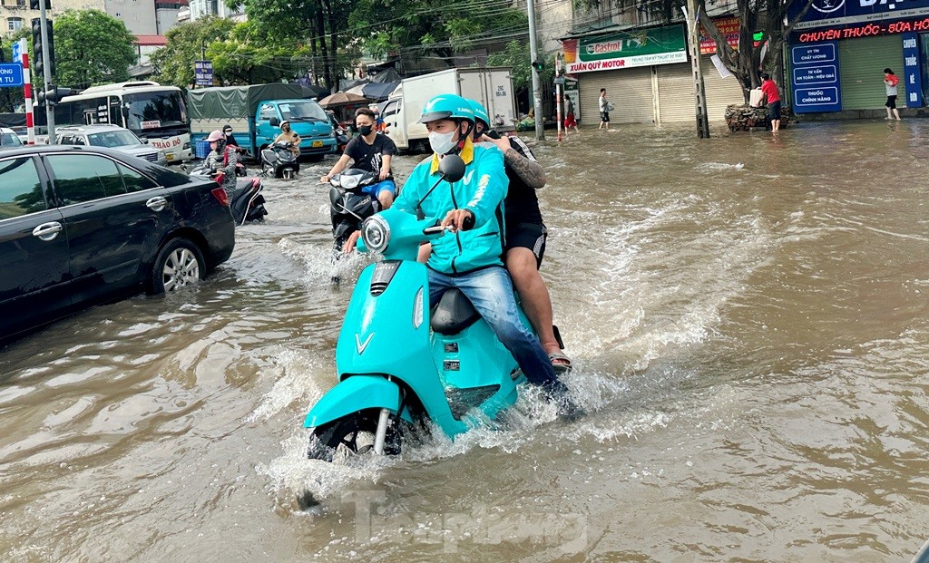 Ngập nặng tại các tuyến phố phía Tây, Hà Nội mở xả đập Thanh Liệt - Ảnh 2.