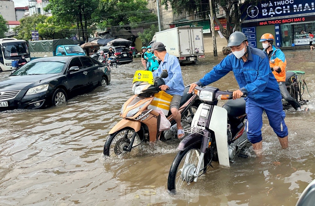 Ngập nặng tại các tuyến phố phía Tây, Hà Nội mở xả đập Thanh Liệt - Ảnh 5.