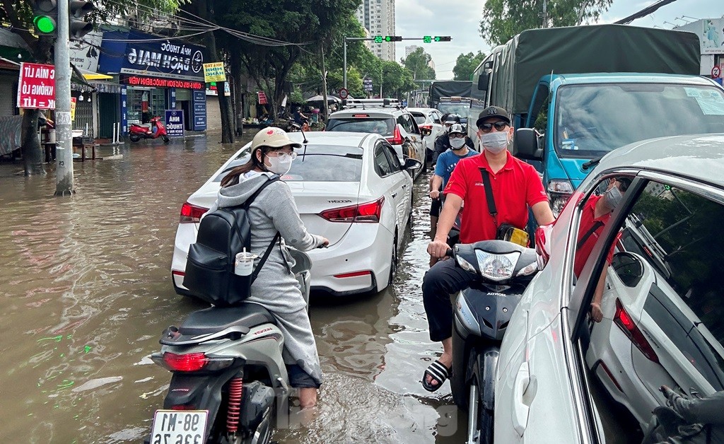 Ngập nặng tại các tuyến phố phía Tây, Hà Nội mở xả đập Thanh Liệt - Ảnh 7.