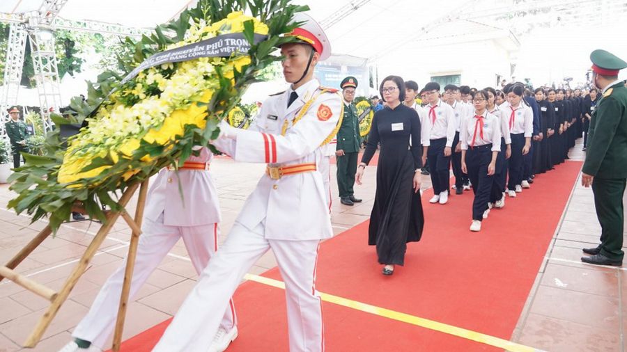 Giáo viên, học sinh thành kính tưởng niệm Tổng bí thư Nguyễn Phú Trọng - Ảnh 1.