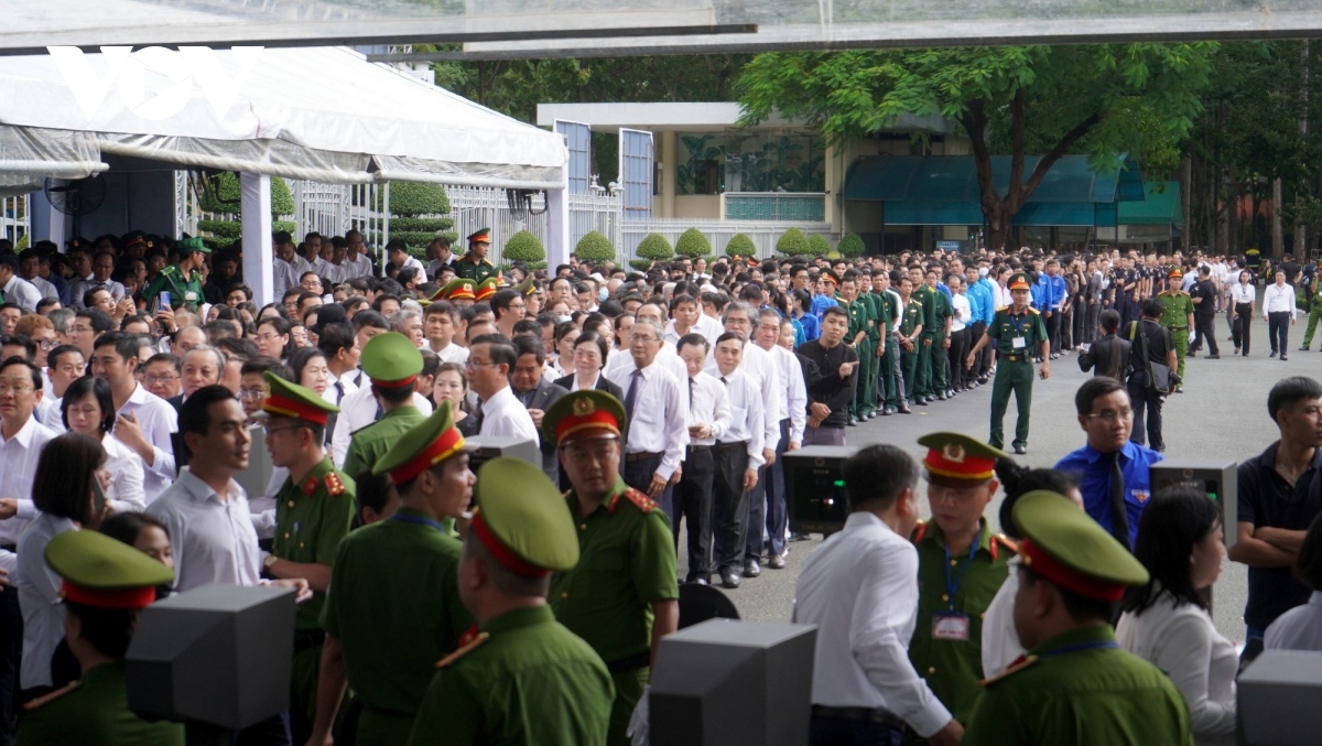 Dòng người phương Nam đội mưa, xếp hàng vào viếng Tổng Bí thư Nguyễn Phú Trọng - Ảnh 1.