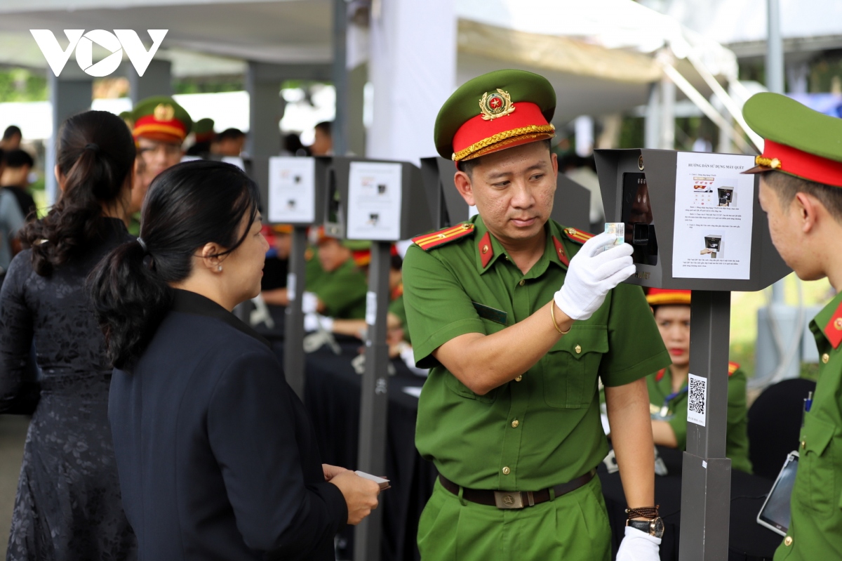 Dòng người phương Nam đội mưa, xếp hàng vào viếng Tổng Bí thư Nguyễn Phú Trọng - Ảnh 2.