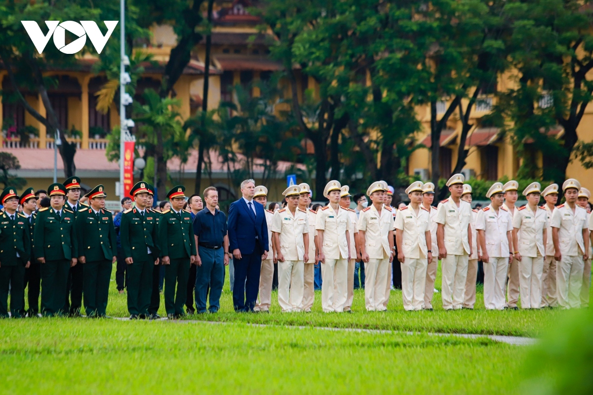 Thiêng liêng nghi thức treo cờ rủ Quốc tang Tổng Bí thư Nguyễn Phú Trọng - Ảnh 10.